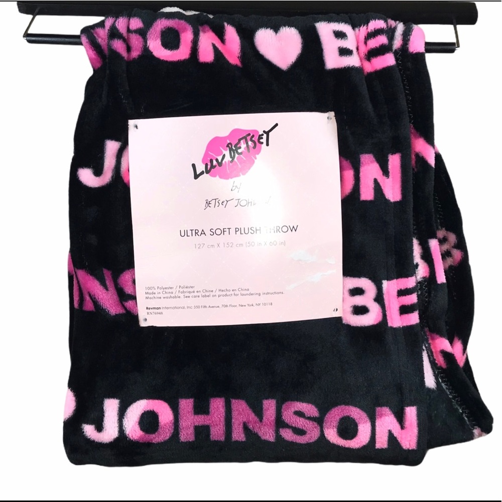 NWT Betsey Johnson black & pink plush soft throw